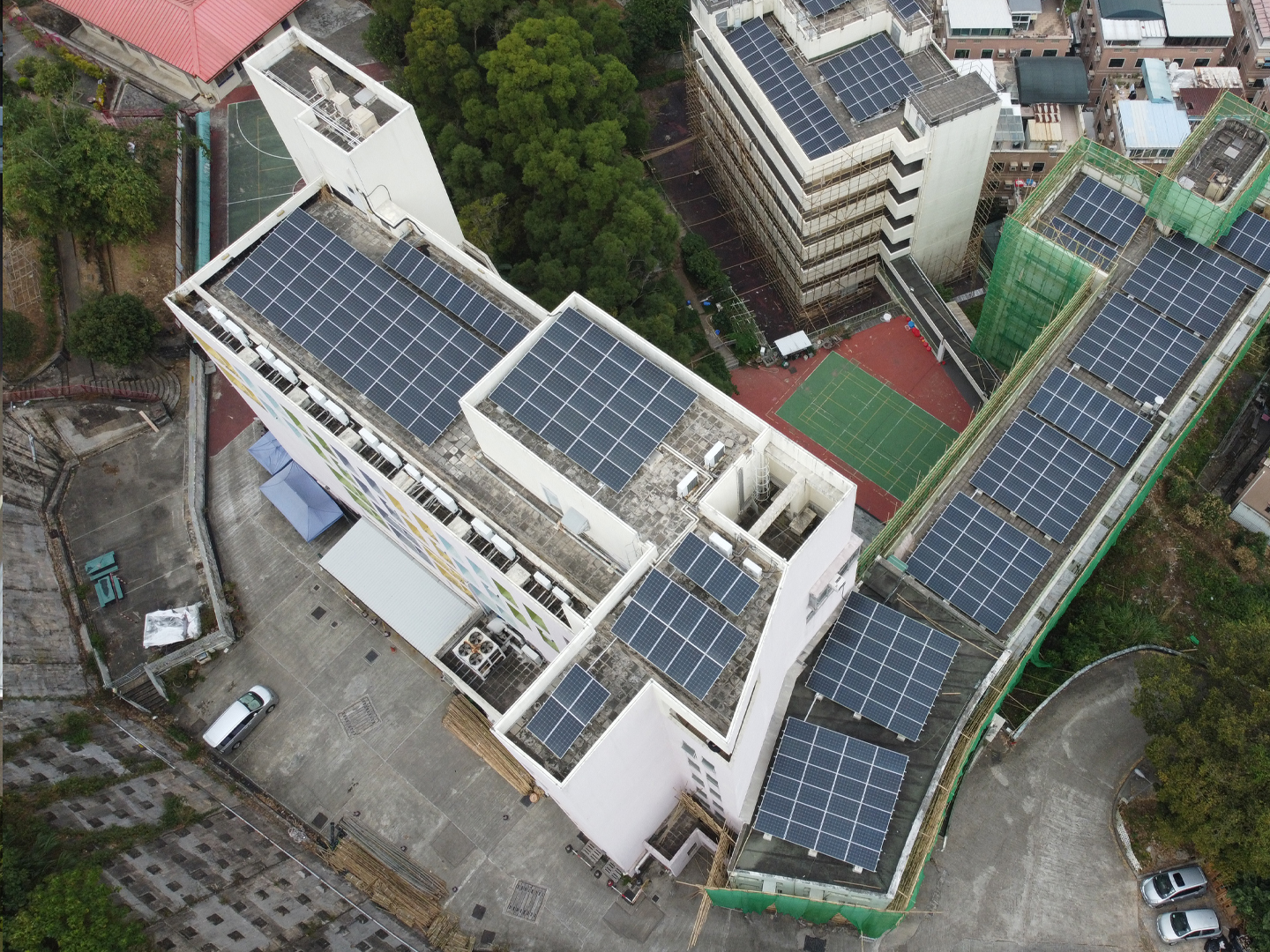 The 130 kW solar system of a school